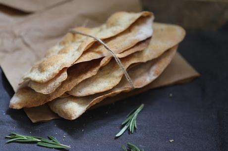 Pains plats craquants pour l'apéritif