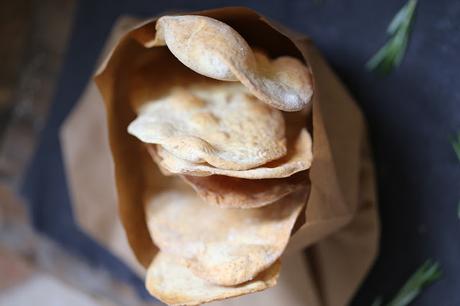 Pains plats craquants pour l'apéritif