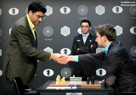 La poignée de mains entre Viswanathan Anand et Sergey Karjakin lors de la ronde 11 - Photo © Amruta Mokal