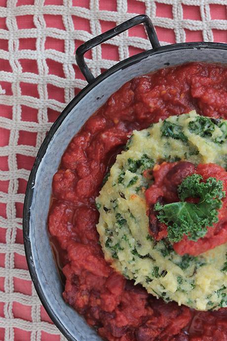 ©La Table Verte http://www.latableverte.fr - Polenta au kale, sauce tomate et haricots rouges