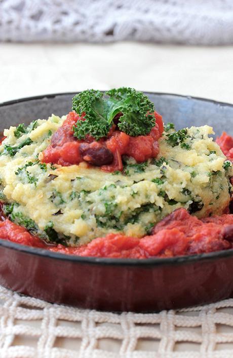 ©La Table Verte http://www.latableverte.fr - Polenta au kale, sauce tomate et haricots rouges