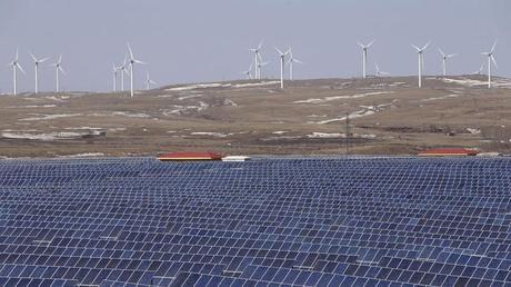 Un parc d'éoliennes et de panneaux photovoltaïques à Zhangjiakou, en Chine.