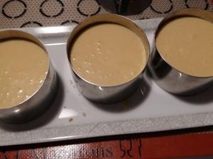 Minis Bavarois aux fruits exotiques Mélange chantilly, crème anglaise et purée de fruits