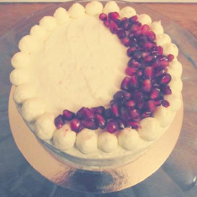 Gâteau à la vanille, grenade et glaçage chocolat blanc. [Battle Food #41]