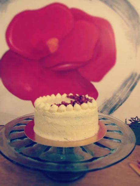 Gâteau à la vanille, grenade et glaçage chocolat blanc. [Battle Food #41]