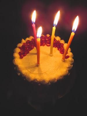 Gâteau à la vanille, grenade et glaçage chocolat blanc. [Battle Food #41]