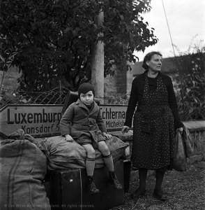 Une mère fatiguée et son fils attendent une évacuation Luxembourg 1945.