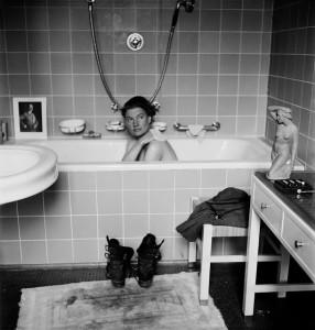Lee miller prenant un bain dans la baignoire d'Hitler