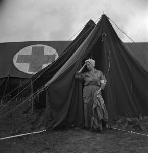 L'épuisement d'une infirmière sortant de l'hôpital de campagne de la 44e armée, Normandie, France 1944