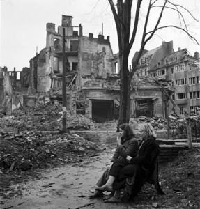 Deux jeunes allemandes au milieu des ruines de Cologne 1945.