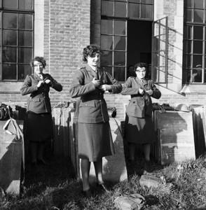Femmes officiers ATS se changeant à Camberley, Surrey 1944