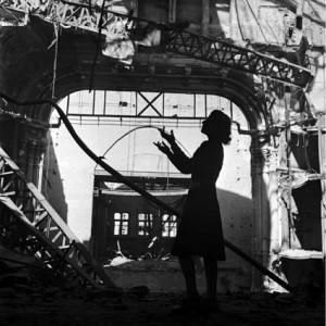 la chanteuse d'opéra, Irmgard Seefried, au cœur des ruines de l'Opéra de Vienne, Autriche 1945