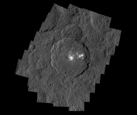 Gros plan sur les énigmatiques reliefs de Cérès cratère occator