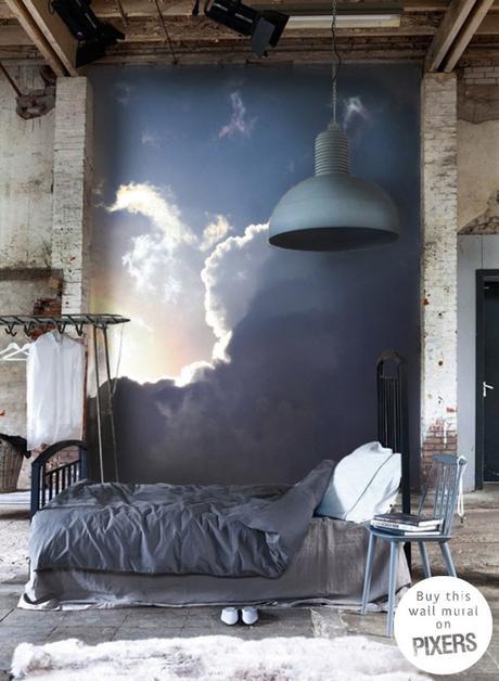 Chambre à la décoration industrielle, linge de lit en lin, suspension industrielle, papier peint nuage en arrière plan, ambiance dans les tons bleus