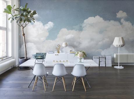 Salle à manger avec des chaises Eames, un très beau papier-peint nuage sur toute la surface du mur