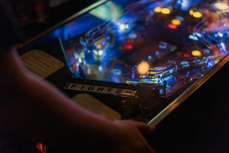 Pensez à maintenir le flipper de gauche enfoncé tout au début de la partie, sans quoi vous perdrez votre boule.