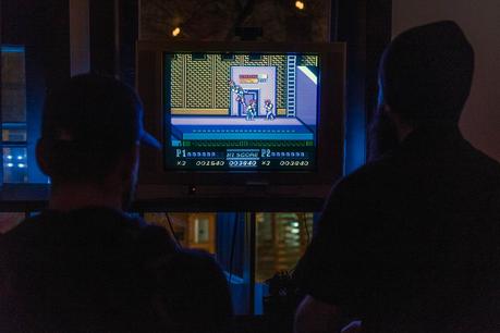 Des arcades, mais également des consoles. On peut ainsi jouer à Double Dragon sur NES…