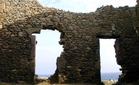 sous les galets, tourne la plage