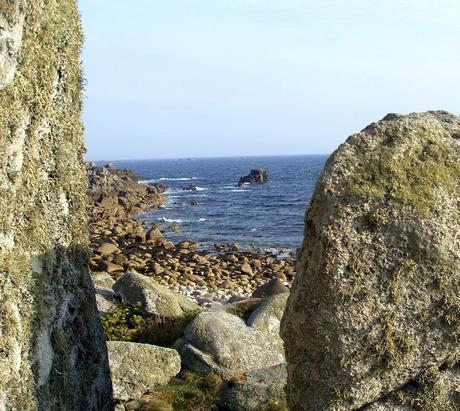 sous les galets, tourne la plage