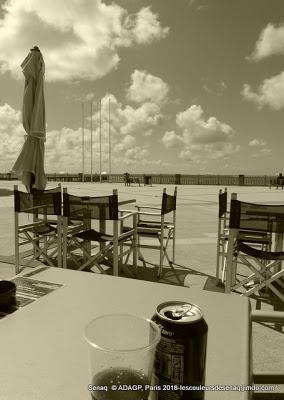 Andernos , face au Bassin, Soleil fort et ciel bleu! Une forme de rêve au quotidien. Andernos, facing the basin, strong sun and blue sky! A form of daily dream.