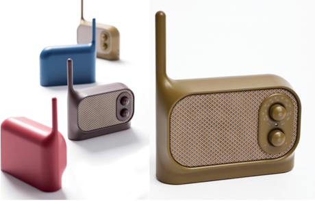 Radio portable Mezzo Radio designée par Ionna Vautrin de couleur kaki, marron, bleu et rouge