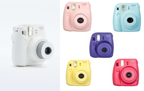 Appareil photo Instax Mini 8 Fujifilm blanc, rose, bleu, jaune, rouge et violet chez Urban Outfitters