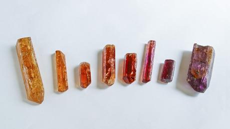différentes couleurs de cristaux naturels de topazes