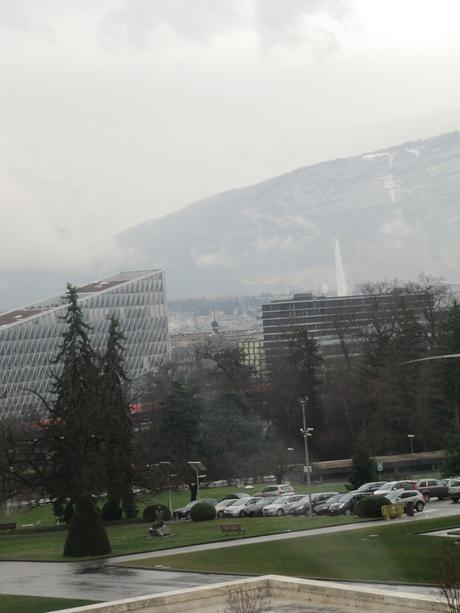 sur la denrière photo l'on aperçoit le jet d'eau de Genève à droite au dessus des bâtiments