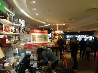 Retour sur la séance de dédicaces de Colleen Hoover au Drugstore Publicis de Paris