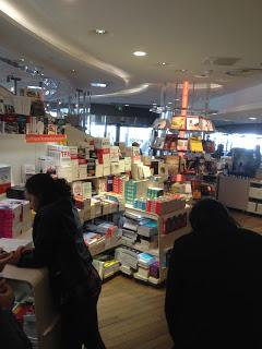 Retour sur la séance de dédicaces de Colleen Hoover au Drugstore Publicis de Paris