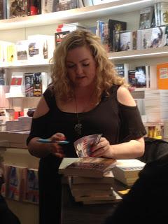 Retour sur la séance de dédicaces de Colleen Hoover au Drugstore Publicis de Paris