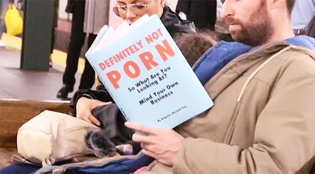 Pour attirer l’attention des usagers du métro, il lit de faux livres !