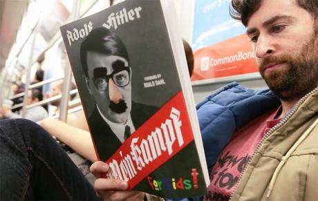 Pour attirer l’attention des usagers du métro, il lit de faux livres !