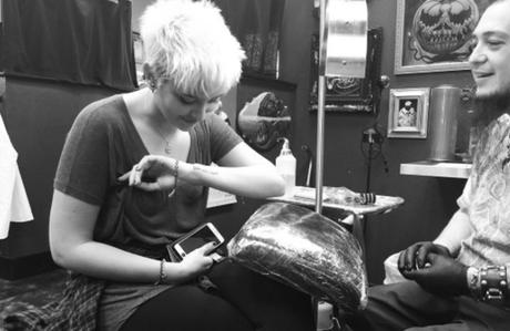 PARIS JACKSON se fait tatouer un message en l’honneur de son père