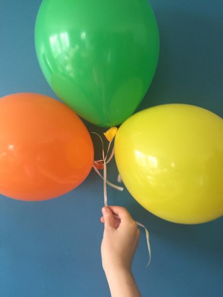 Inspiration fêtes d’anniversaire madeleines au citron et décoration ballons