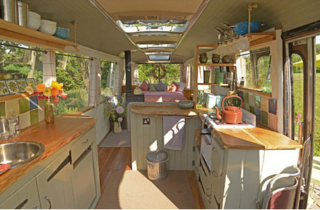 EVASION : Des bus scolaires transformés en habitations roulantes 7