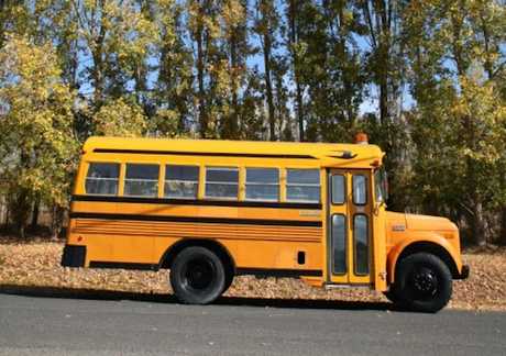 EVASION : Des bus scolaires transformés en habitations roulantes 1
