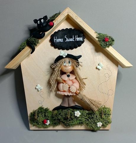 Maison porte- clés avec p'tite sorcière en porcelaine froide