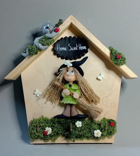 Maison porte- clés avec p'tite sorcière en porcelaine froide
