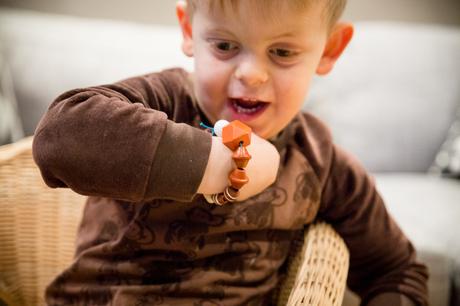 A propos de motricité fine #1 – les perles en bois