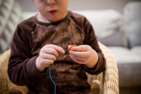 A propos de motricité fine #1 – les perles en bois