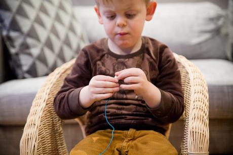 A propos de motricité fine #1 – les perles en bois