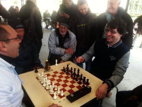 Maxime Vachier-Lagrave blitze au jardin du Luxembourg à Paris - Photo © ChessBase
