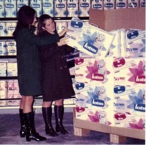 Lotus introduit le papier toilette jetable en France en 1966.