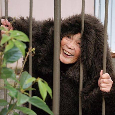Cette mamie japonaise de 87 ans se met en scène dans des situations incroyables !