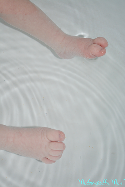 dans le bain pieds de bébé
