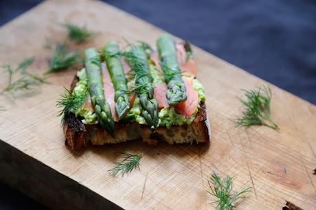 bruschetta , pain levain , saumon fumé , avocat , asperges 