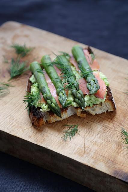 bruschetta , pain levain , saumon fumé , avocat , asperges 