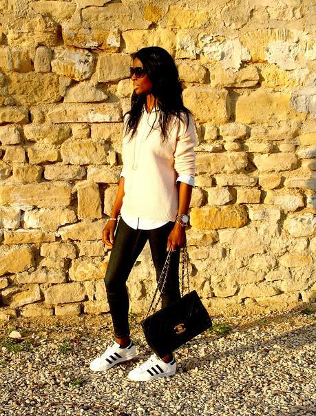 blog-mode-look-chic-adidas-superstar-sac-chanel-maxi-pull-rose-pale