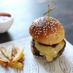 Burger montagnard 100% homemade ! [Tomme-bacon-oignons caramélisés]